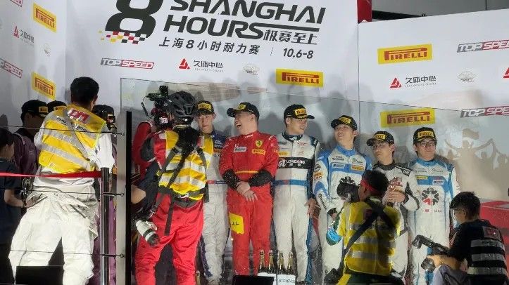上海8小时耐力赛惊现“时光”背心丨DMag真人与明星车手王一博同框